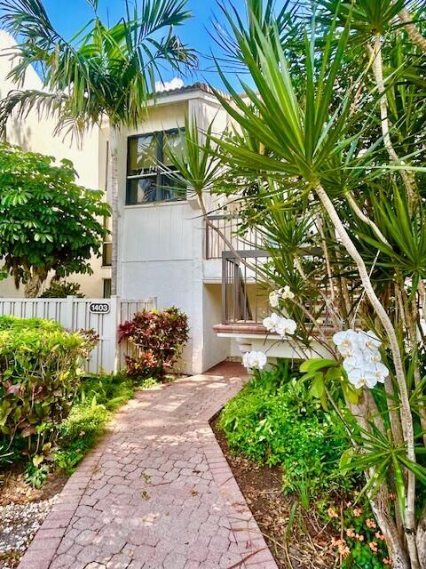 Property Photo:  1403 Bridgewood Drive  FL 33434 