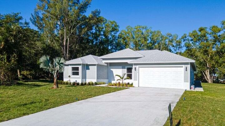 Property Photo: 419 SW Namoit Place FL 34953