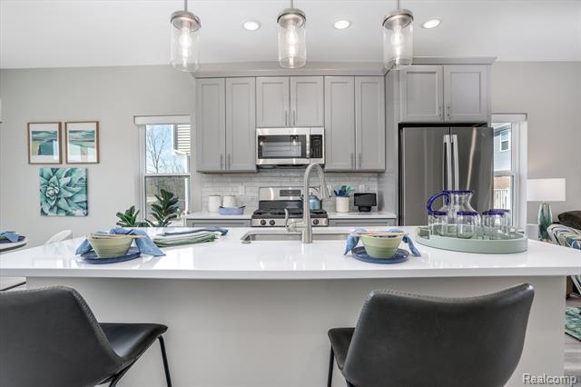 Property Photo: 23611 Trailview Lane #32 MI 48336
