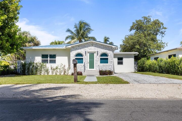 Property Photo: 809 NW 6th Ave FL 33004