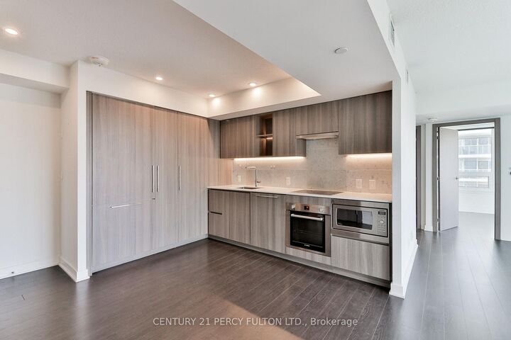 Property Photo:  19 Bathurst Street 1811  ON M5V 0N2 
