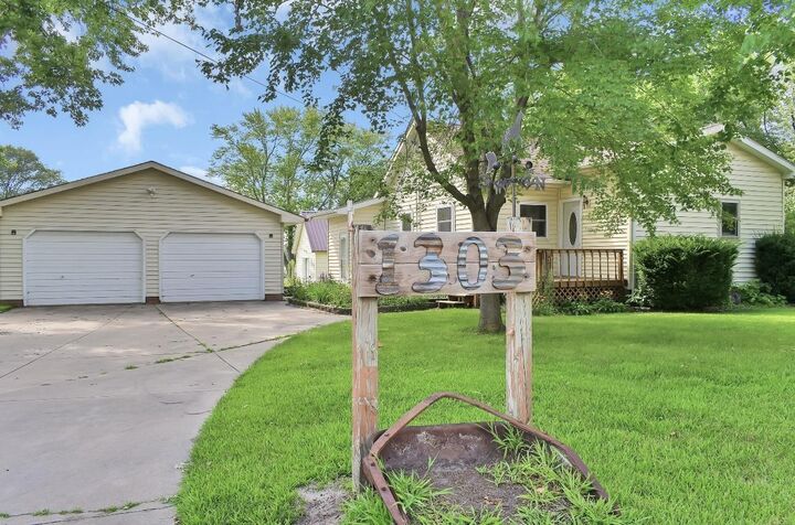 Property Photo:  1303 NE 8th Avenue  IA 50644 