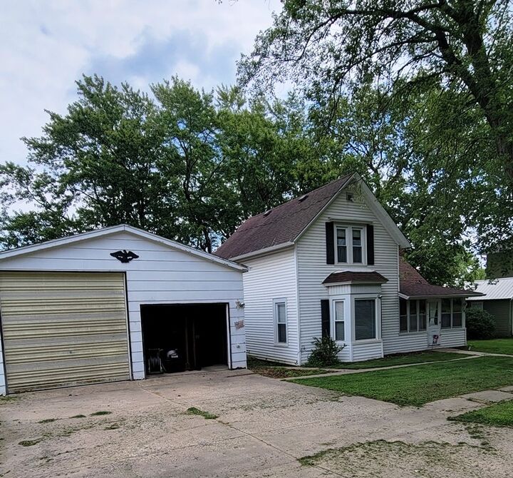 Property Photo: 305 Rosehill Street IA 50020