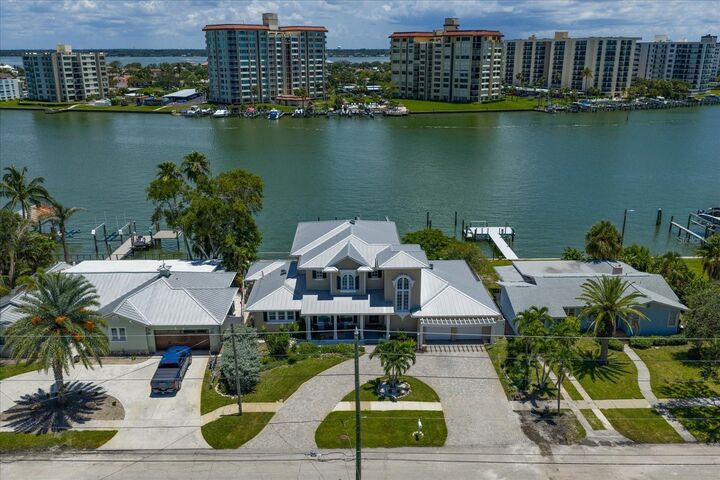 Property Photo: 733 Bay Esplanade FL 33767