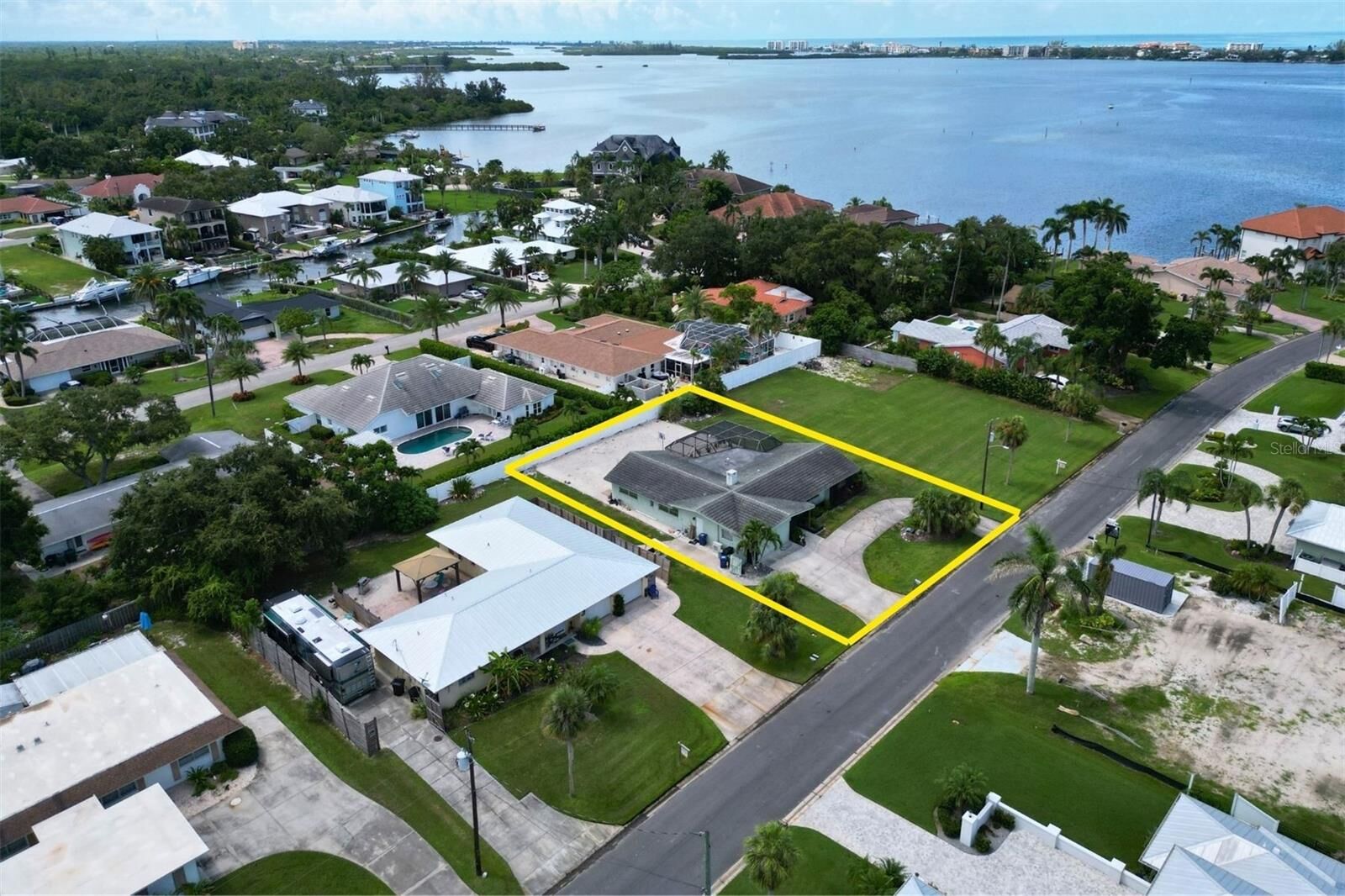 Property Photo:  1848 Southpointe Drive  FL 34231 