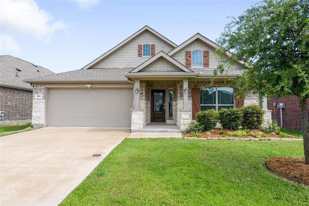 Property Photo:  906 Bluewood Street  TX 75407 