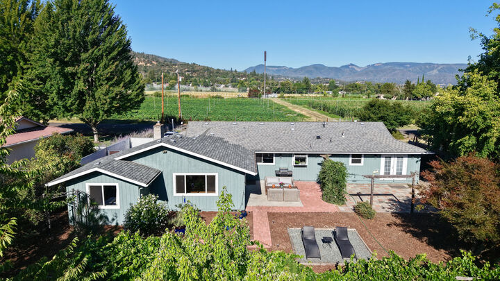 Property Photo: 2027 Fairlane Drive OR 97501