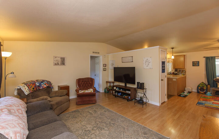 Property Photo:  633 E Archwood Drive Unit 44  OR 97524 