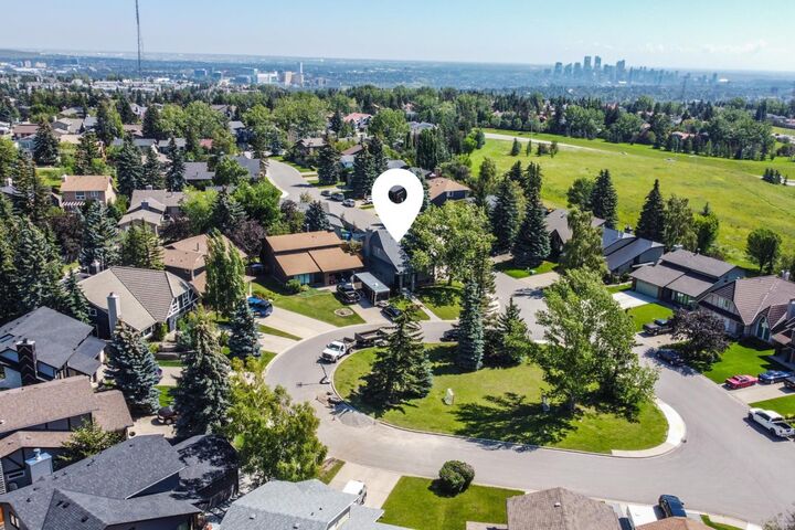 Photo de la propriété:  4 Coach Ridge Close SW  AB T3H 1J1 