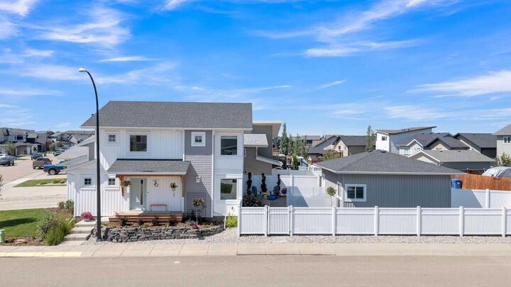 76 Vancouver Crescent  Red Deer AB T4R 0N6 photo