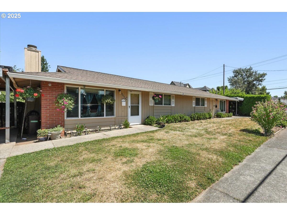 Property Photo: 965 NE 4th St OR 97030