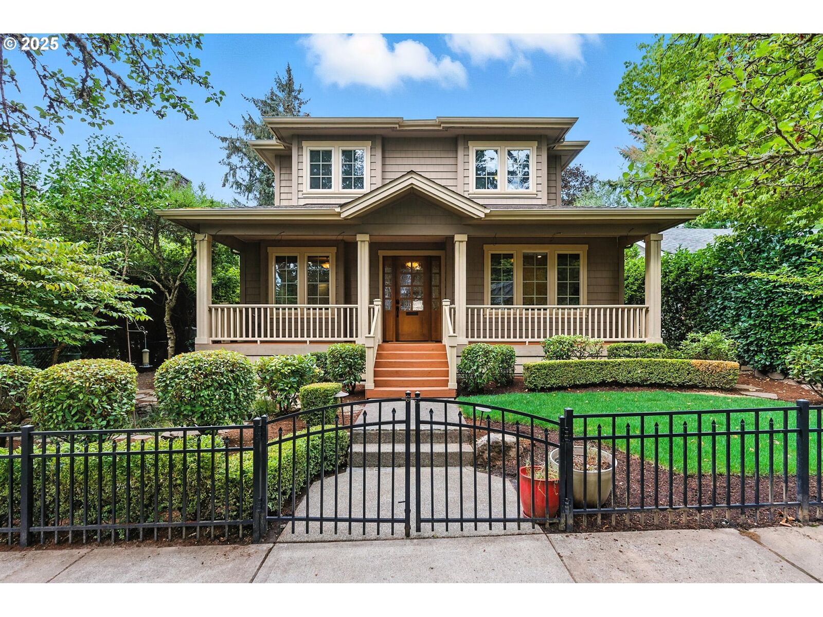Property Photo:  784 3rd St  OR 97034 
