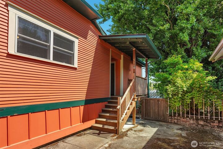 Property Photo: 516 23rd Avenue E WA 98112