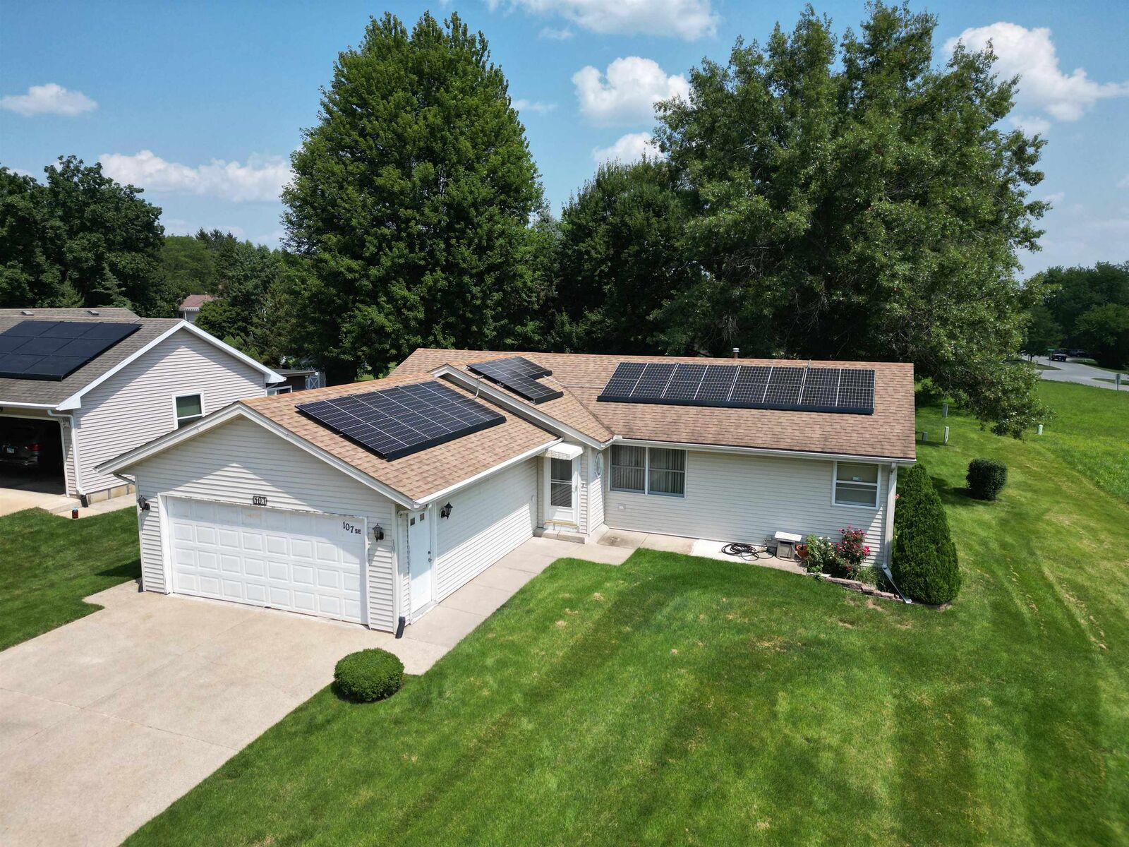 Property Photo: 107 Queens Pl SE IL 61065