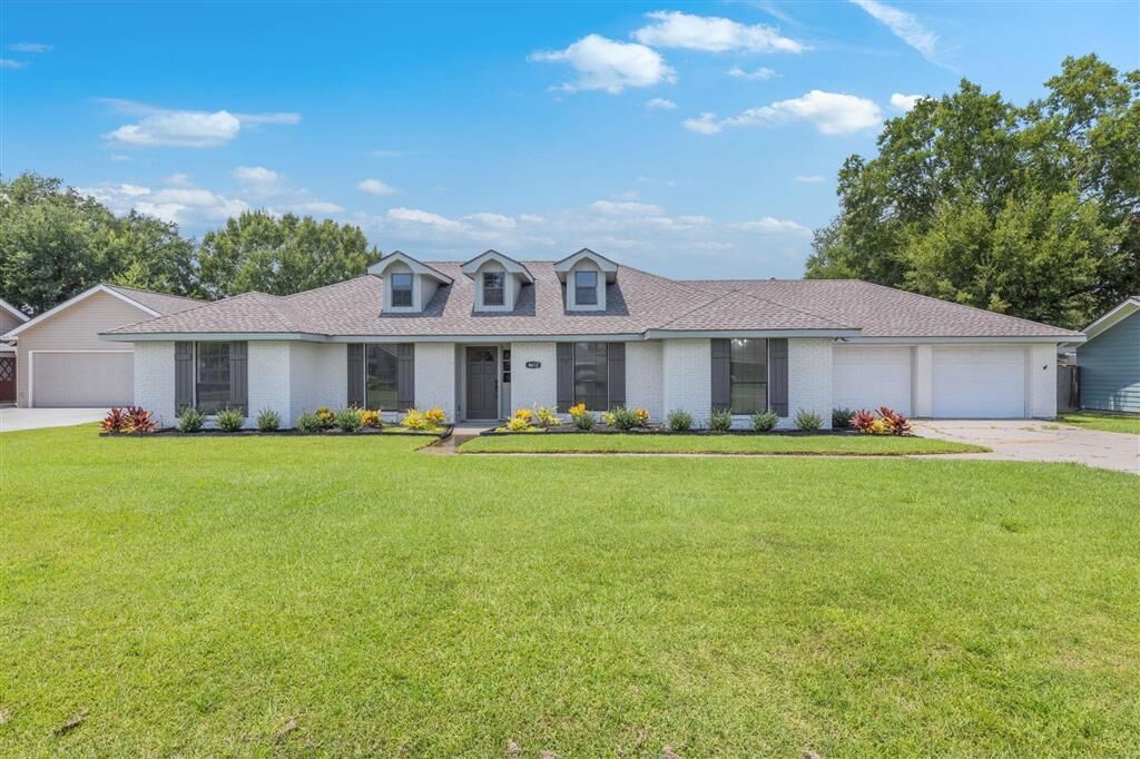 Property Photo: 4612 E Quail Hollow Dr Drive E LA 70605
