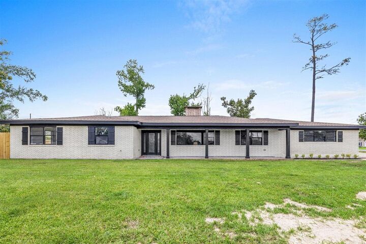 Property Photo: 109 W Wayside Drive W LA 70669
