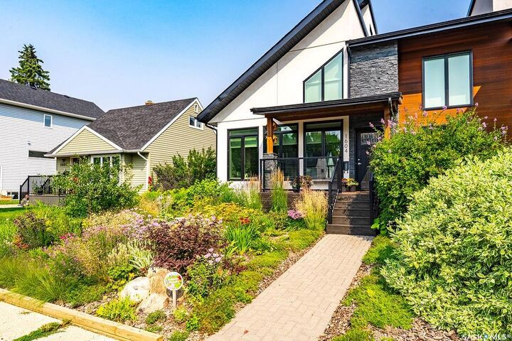 Property Photo:  1604 Edward Avenue  SK S7K 3B6 