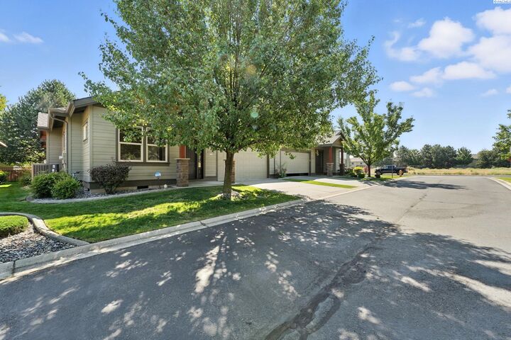 Property Photo: 2556 Magnolia Ct WA 99354