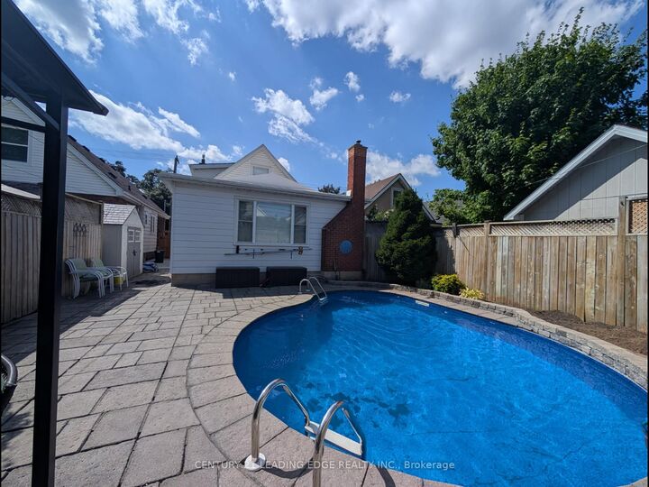 Photo de la propriété:  215 Wexford Avenue S  ON L8K 2P1 