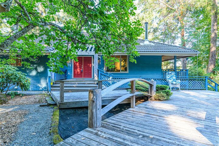 Photo de la propriété:  2870 Wildberry Rd  BC V9G 1C7 