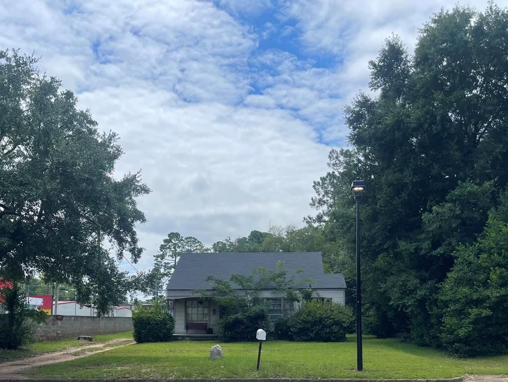 Property Photo:  1104 8th Ave  GA 31707 