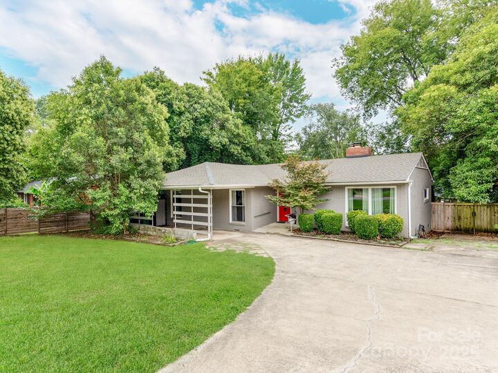 Property Photo:  842 E Woodlawn Road  NC 28209 