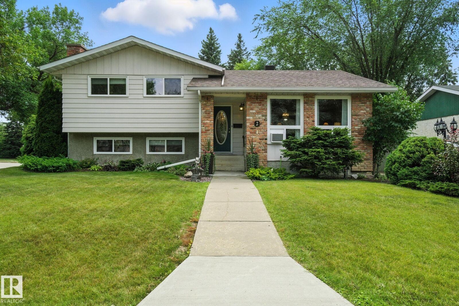Property Photo: 2 Laydon Drive AB T8N 2N2