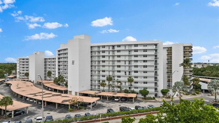 Property Photo:  2731 NE 14th Street Cswy 919  FL 33062 