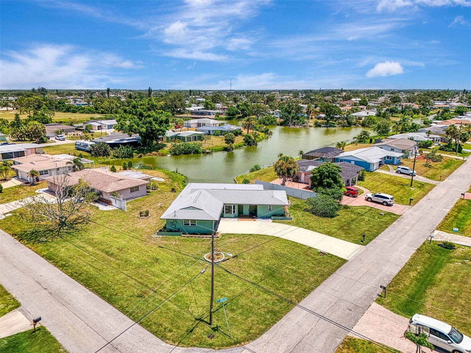 Property Photo:  401 Clover Road  FL 34293 