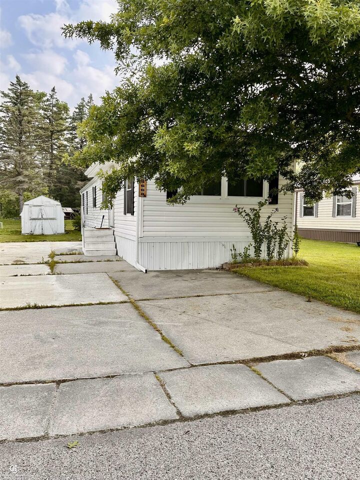 Property Photo:  5668 Hidden Cove Lane  MI 48074 