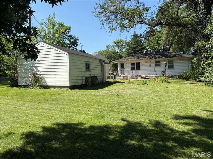Property Photo:  100 Du Bourg Lane  MO 63031 