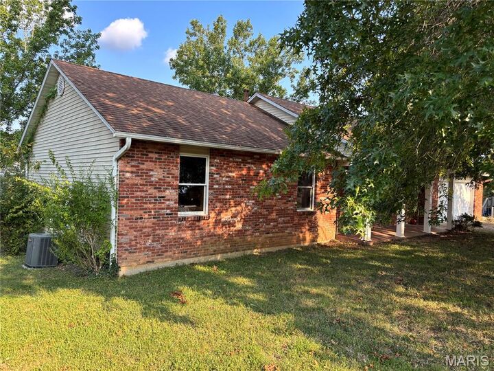 Property Photo:  1006 Dearmore Court  MO 63701 