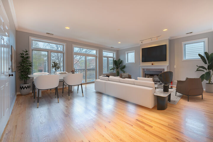 Property Photo: 633 E Bowen Avenue 2E IL 60653