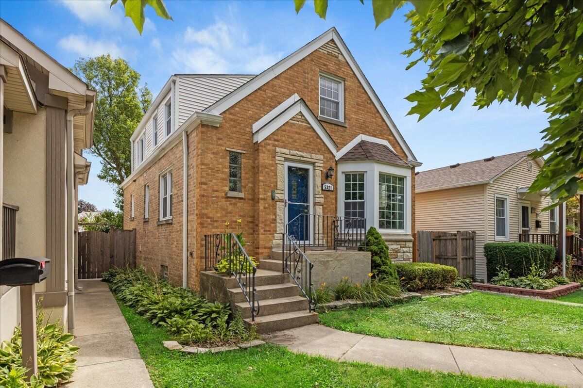 Property Photo:  5321 N Moody Avenue  IL 60630 