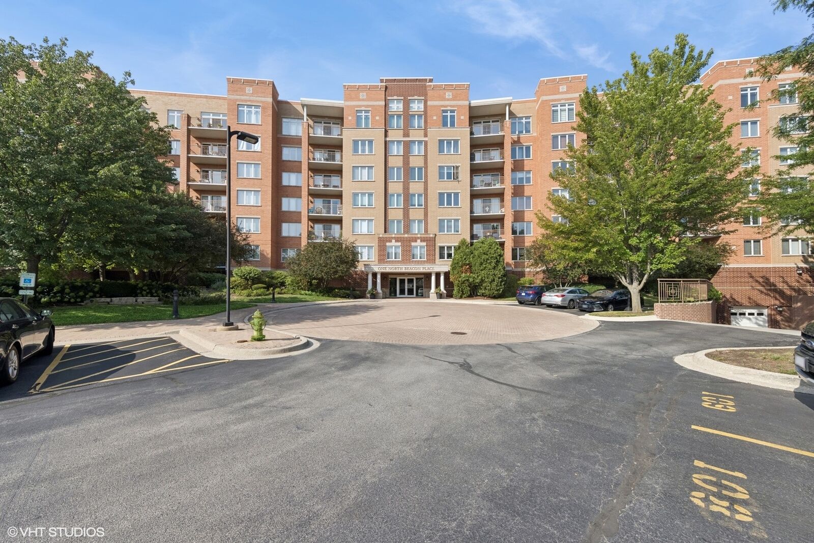 Property Photo:  1 N Beacon Place 606  IL 60525 