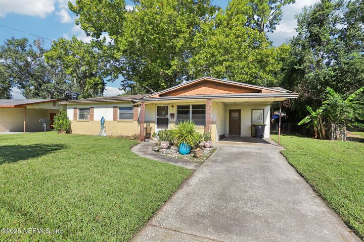 Property Photo: 3064 Carrevero Drive W FL 32216