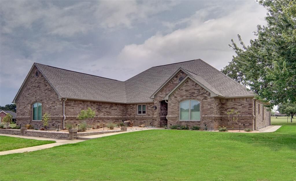 Property Photo: 6600 Wimbleton Court TX 76067