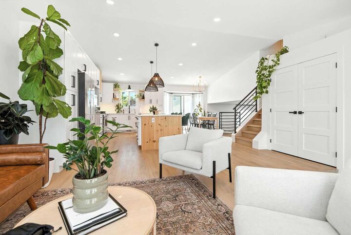 Property Photo:  154 Douglas Avenue  AB T4R 2G5 