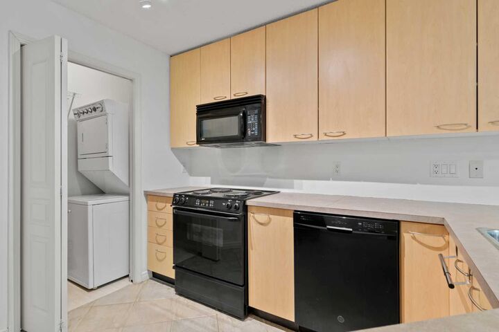 Property Photo:  22 Richard Place SW 143  AB T3E 7N6 