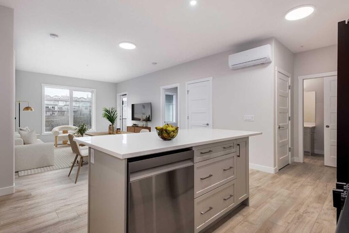 Property Photo: 2117 81 Street SW 2204 AB T3H 6H5