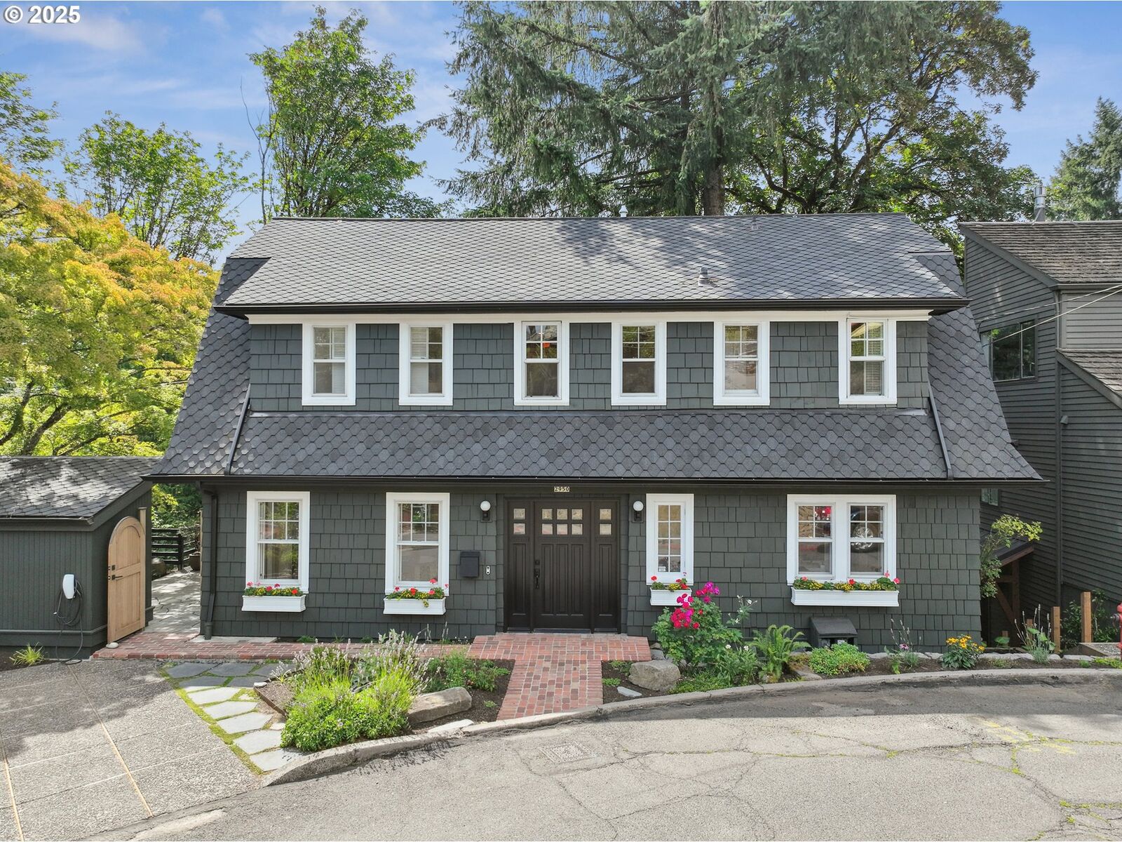 Property Photo:  2950 SW Bennington Dr  OR 97205 