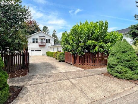 Property Photo:  605 N Grant St  OR 97132