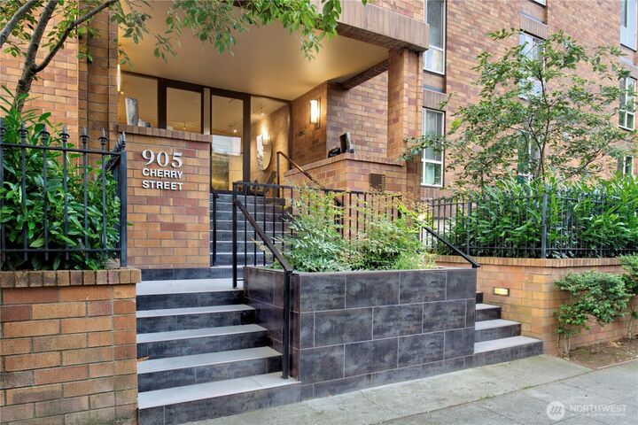 Property Photo:  905  Cherry Street 606  WA 98104 