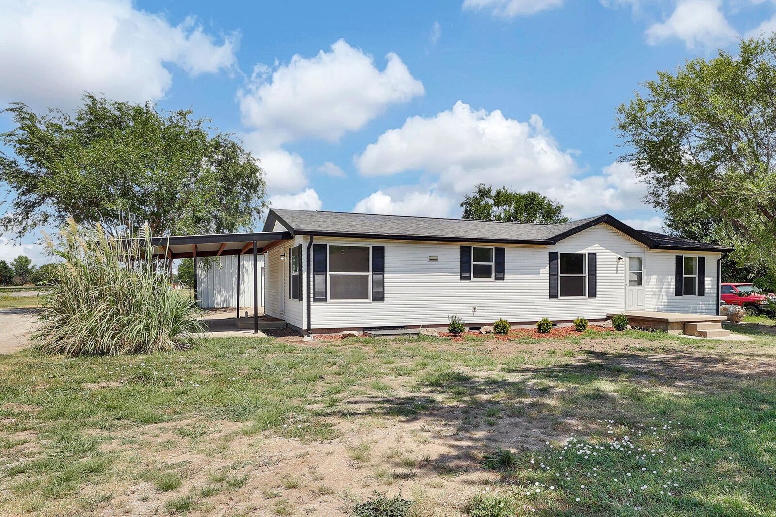 Property Photo:  1038 W 81st St S  KS 67060 
