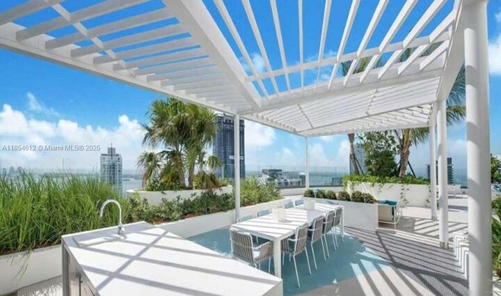 Property Photo:  45 SW 9th St 2510  FL 33130 