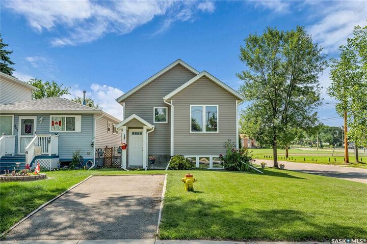 Property Photo:  543 M Avenue N  SK S7L 2S7 