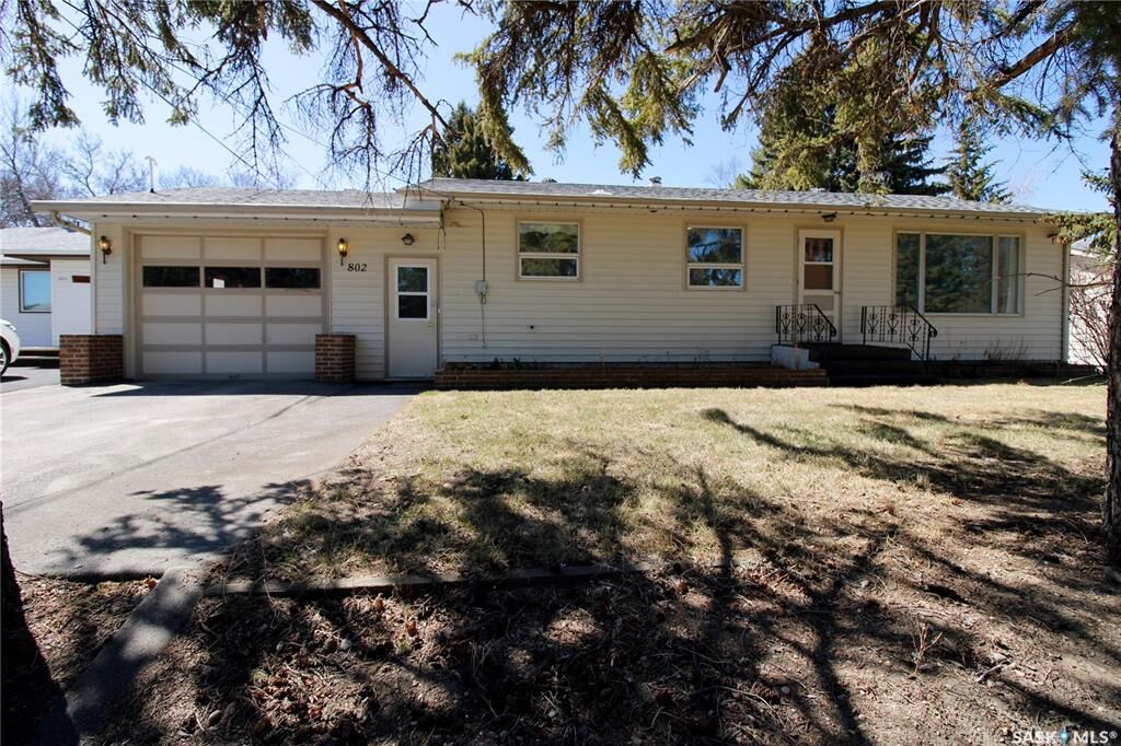 Property Photo: 802 Balfour Street SK S0G 5C0