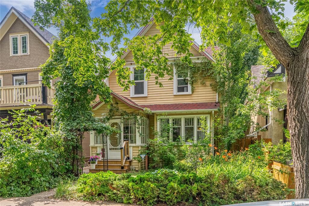 Property Photo:  1004 Eastlake Avenue  SK S7N 1A7 