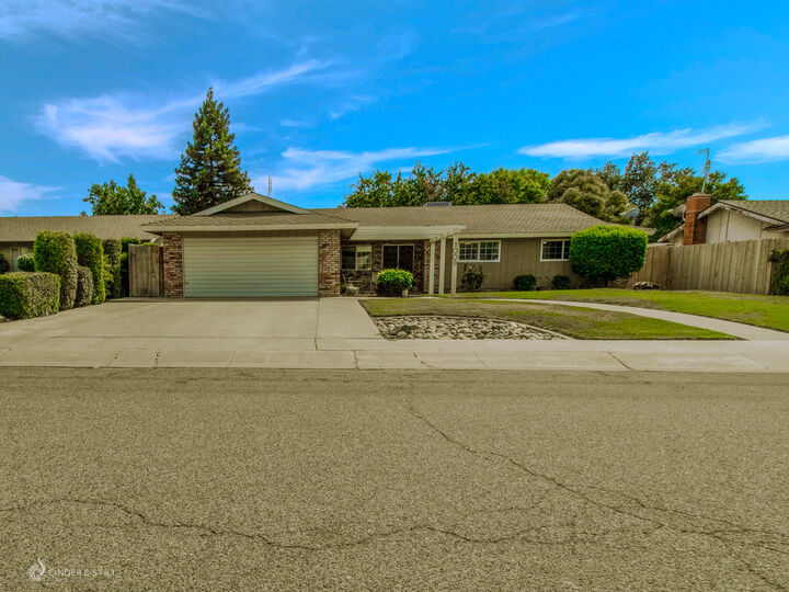 1009 W Laura Ave Avenue  Visalia CA 93277 photo
