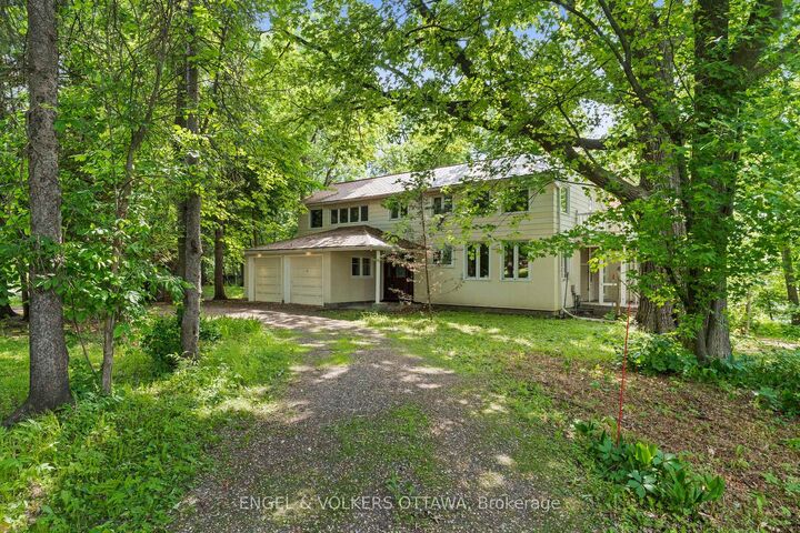 Property Photo:  32 Ryeburn Drive  ON K1V 1H6 